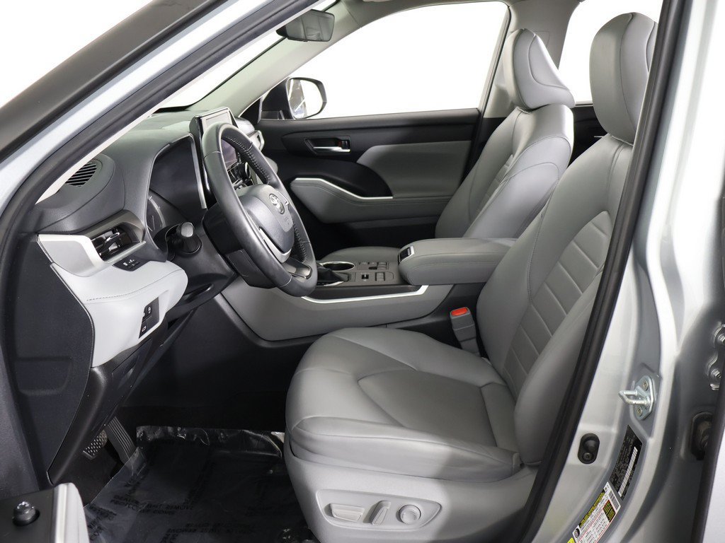 Used 2024 Toyota Highlander XLE AWD/4WD image 31
