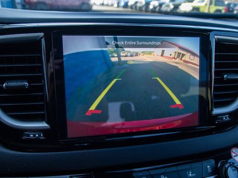 Used 2024 Chrysler Pacifica Touring-L FWD image 15