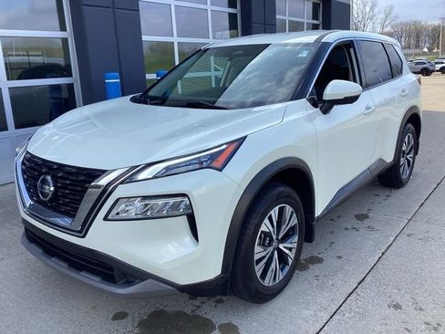 Used 2021 Nissan Rogue SV image 2