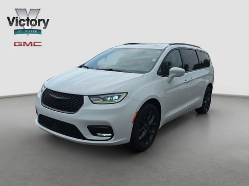 Used 2021 Chrysler Pacifica Limited w/ Uconnect Theater Family Group AWD/4WD image 3