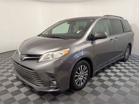 Used 2020 Toyota Sienna XLE w/ XLE Navigation Package FWD image 2