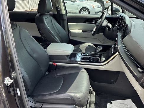 Used 2022 Kia Carnival EX FWD image 6