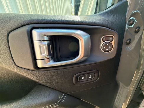Used 2020 Jeep Gladiator Overland AWD/4WD image 11