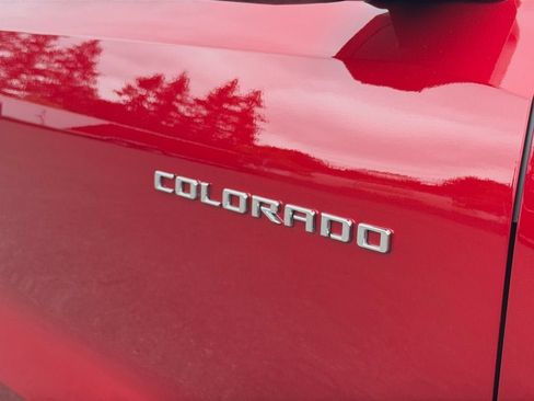 Used 2025 Chevrolet Colorado Z71 w/ Technology Package AWD/4WD image 34