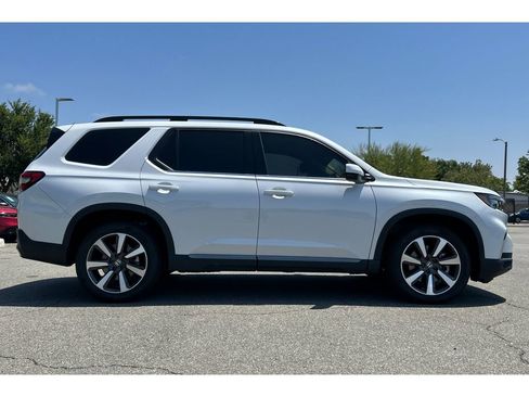 Used 2025 Honda Pilot Touring image 7