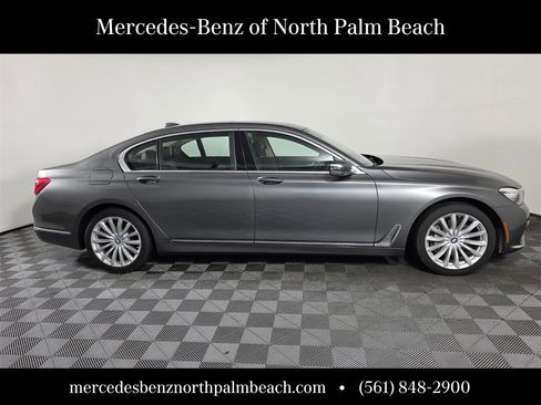 Used 2017 BMW 740i xDrive image 3