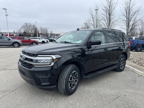 Used 2024 Ford Expedition XLT image 3