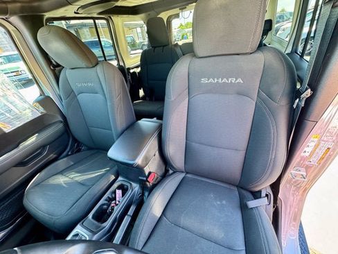 Used 2019 Jeep Wrangler Unlimited Sahara w/ Uconnect 4C Nav & Sound Group AWD/4WD image 12