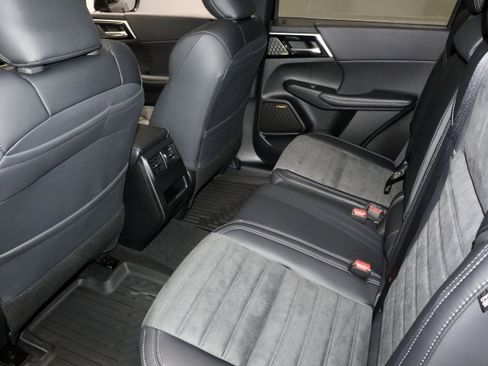 New 2026 Mitsubishi Outlander SE image 13