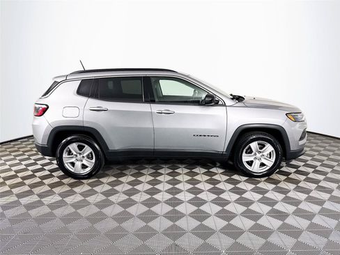 Used 2022 Jeep Compass Latitude FWD image 5