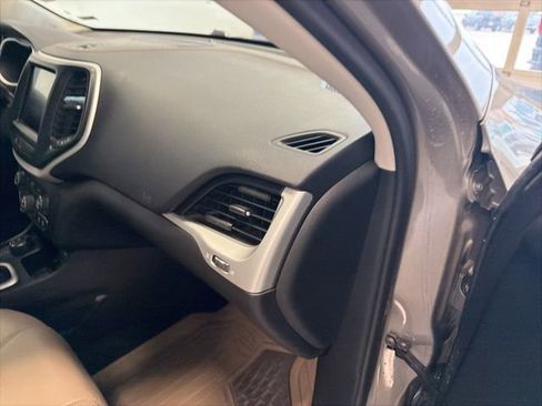 Used 2018 Jeep Cherokee Limited w/ Luxury Group AWD/4WD image 33