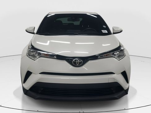 Used 2018 Toyota C-HR XLE image 3