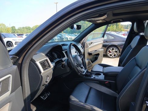 Used 2021 Volkswagen Atlas Cross Sport SE w/ Panoramic Sunroof Package FWD image 9