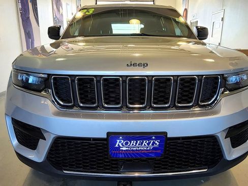 Used 2023 Jeep Grand Cherokee Laredo AWD/4WD image 3