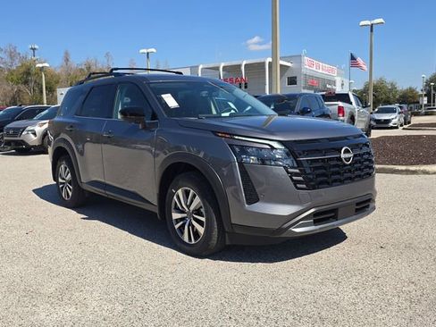 New 2026 Nissan Pathfinder SL image 2