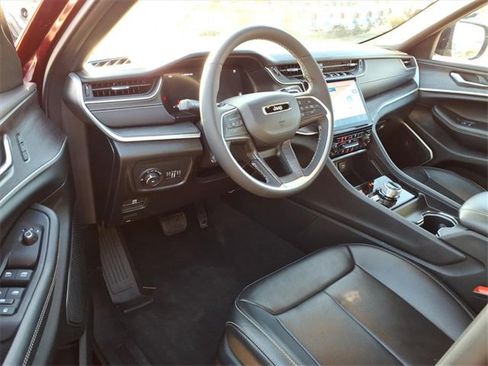 Used 2025 Jeep Grand Cherokee Limited w/ Luxury Tech Group II image 14