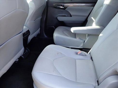 Used 2021 Toyota Highlander Limited image 10