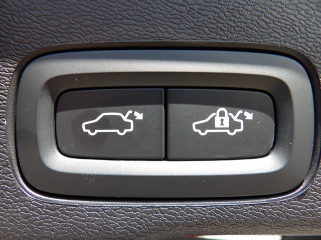Certified 2026 Volvo XC60 B5 Plus AWD/4WD image 28