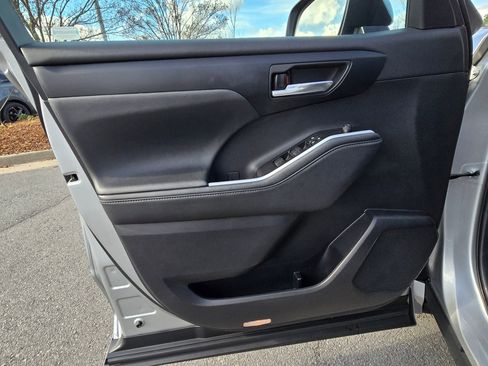 Used 2024 Toyota Highlander XLE image 21