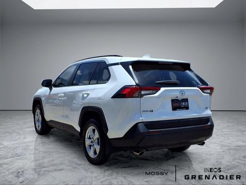 Used 2021 Toyota RAV4 XLE w/ Convenience Package FWD image 2