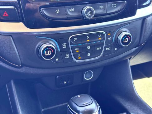 Used 2020 Chevrolet Traverse LT image 26