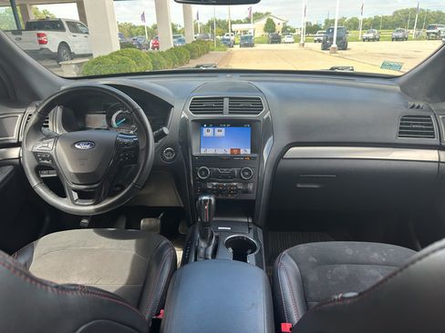 Used 2018 Ford Explorer XLT w/ XLT Appearance Package AWD/4WD image 3