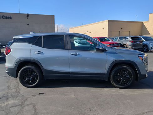 Used 2024 GMC Terrain SLE image 2