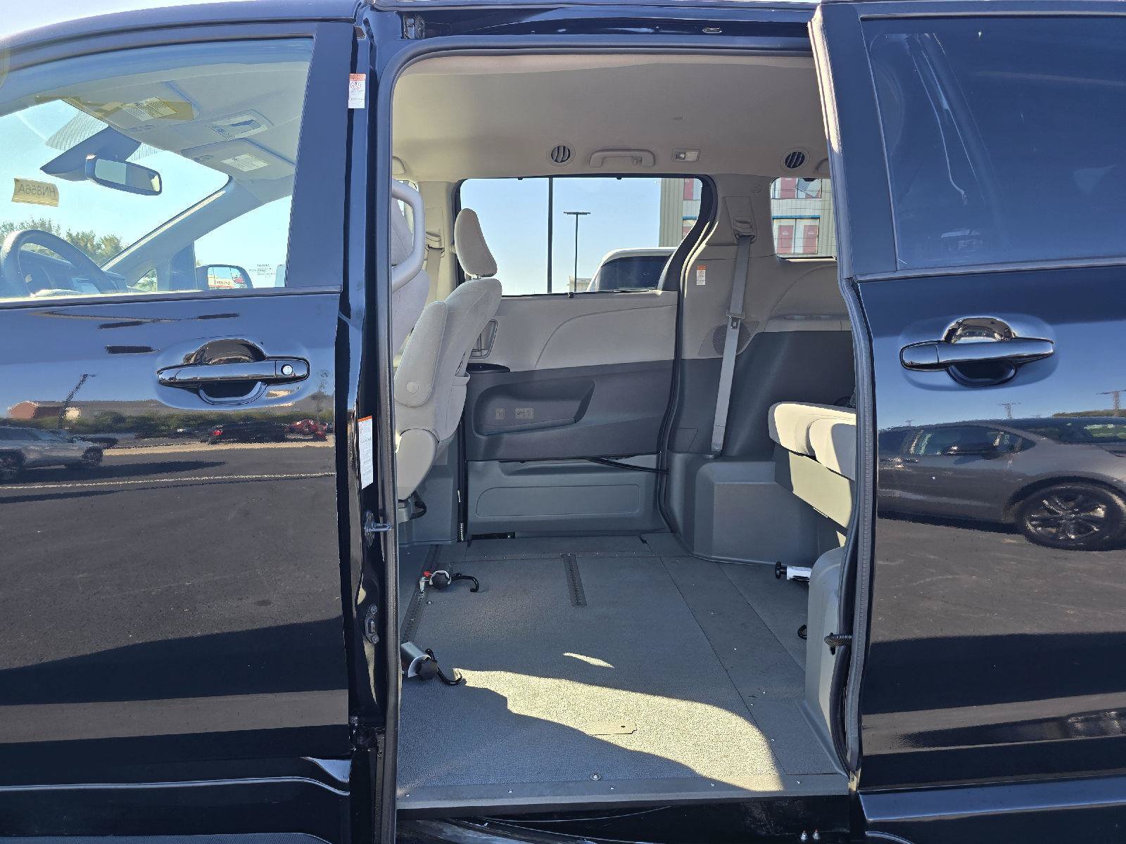 Used 2018 Toyota Sienna LE FWD image 23