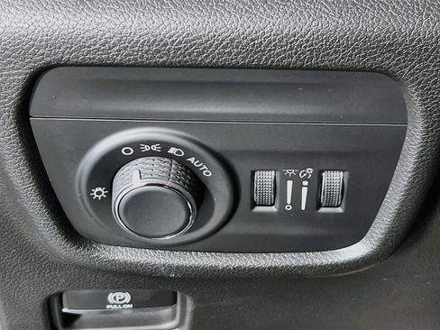 Used 2023 Jeep Grand Cherokee Laredo w/ Luxury Tech Group I image 10