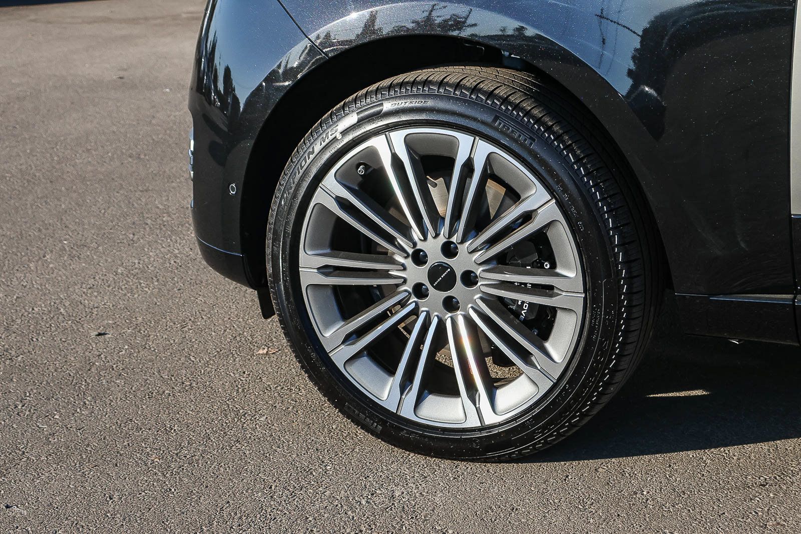 New 2026 Land Rover Range Rover Long Wheelbase SE AWD/4WD image 9