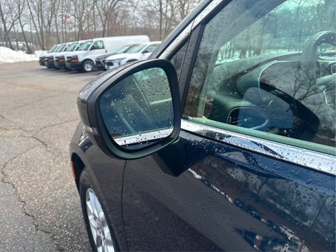 Used 2023 Chrysler Pacifica Touring-L image 25