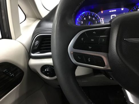 Used 2023 Chrysler Pacifica Limited image 39