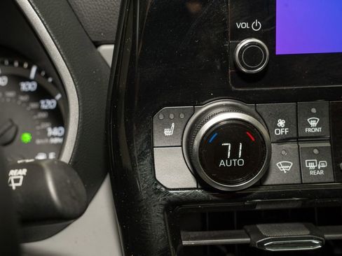 Certified 2023 Toyota Highlander XLE image 16