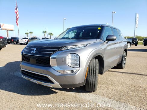 Used 2024 Mitsubishi Outlander SE Black Edition image 3