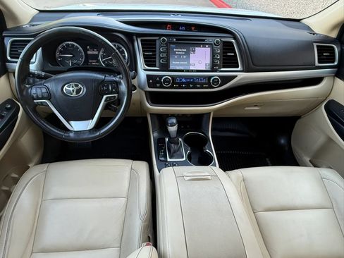 Used 2017 Toyota Highlander XLE AWD/4WD image 12