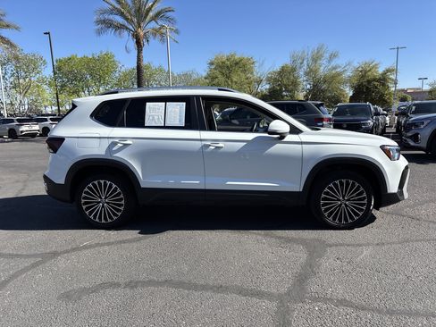 Used 2025 Volkswagen Taos SE w/ Panoramic Sunroof Package image 5