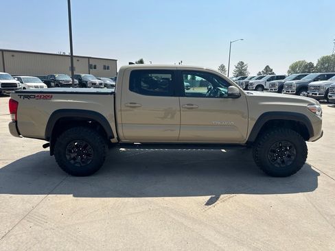Used 2017 Toyota Tacoma TRD Off-Road w/ Premium & Technology Package AWD/4WD image 34