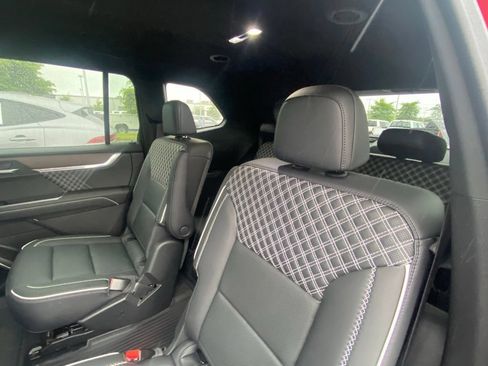 Used 2025 GMC Acadia Denali w/ LPO, Floor Liner Package AWD/4WD image 23