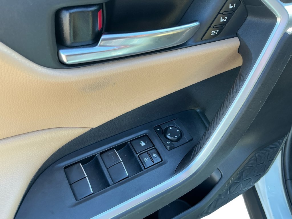 Used 2019 Toyota RAV4 XLE Premium w/ Cold Weather Package AWD/4WD image 16
