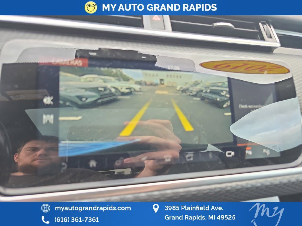 Used 2019 Land Rover Range Rover Velar R-Dynamic SE AWD/4WD image 22