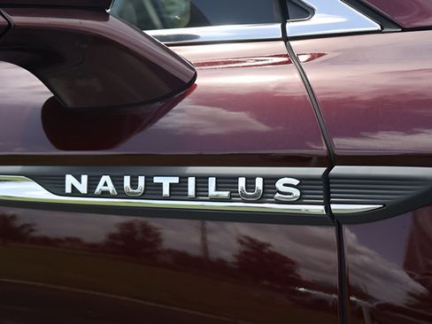 Used 2022 Lincoln Nautilus FWD w/ Premium Package image 10