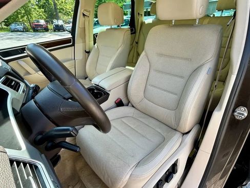 Used 2016 Volkswagen Touareg TDI image 12