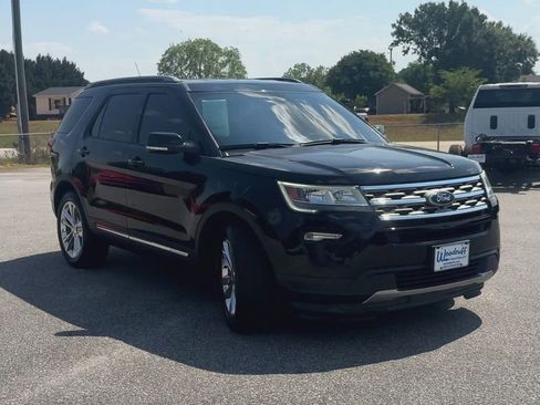 Used 2018 Ford Explorer XLT w/ Equipment Group 202A FWD image 2