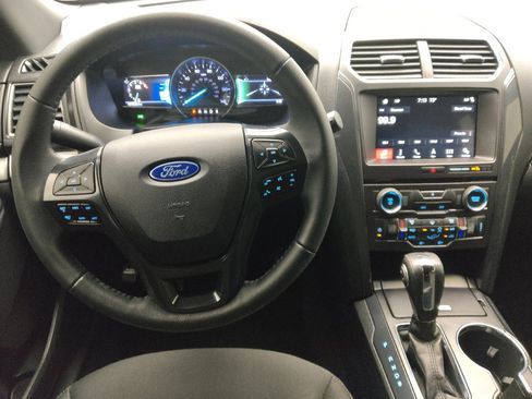 Used 2018 Ford Explorer XLT w/ Equipment Group 201A FWD image 22