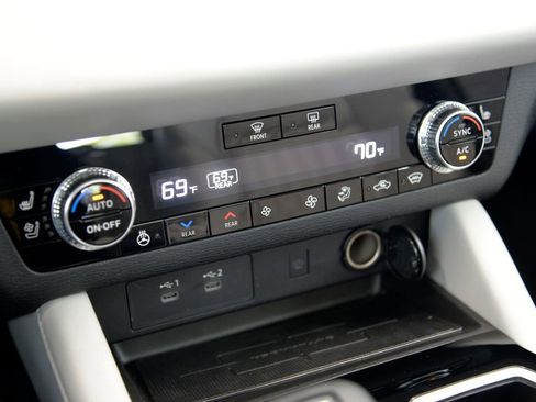 Used 2025 Mitsubishi Outlander AWD image 24