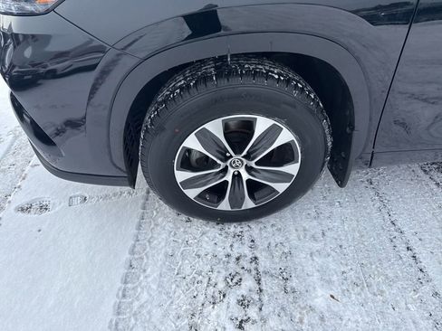 Used 2024 Toyota Highlander XLE image 9