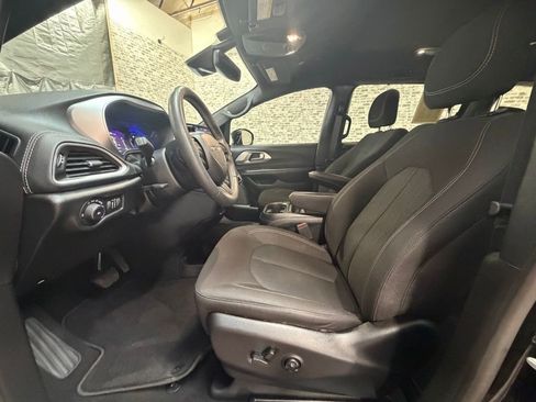 Used 2022 Chrysler Pacifica Touring AWD/4WD image 19