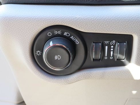 Used 2020 Chrysler Pacifica Limited FWD image 16