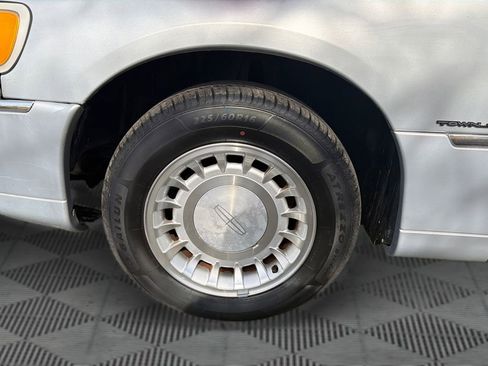 Used 2001 Lincoln Town Car Executive image 33