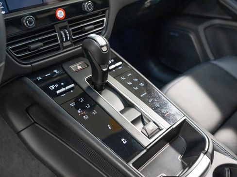 Certified 2024 Porsche Macan S AWD/4WD image 22